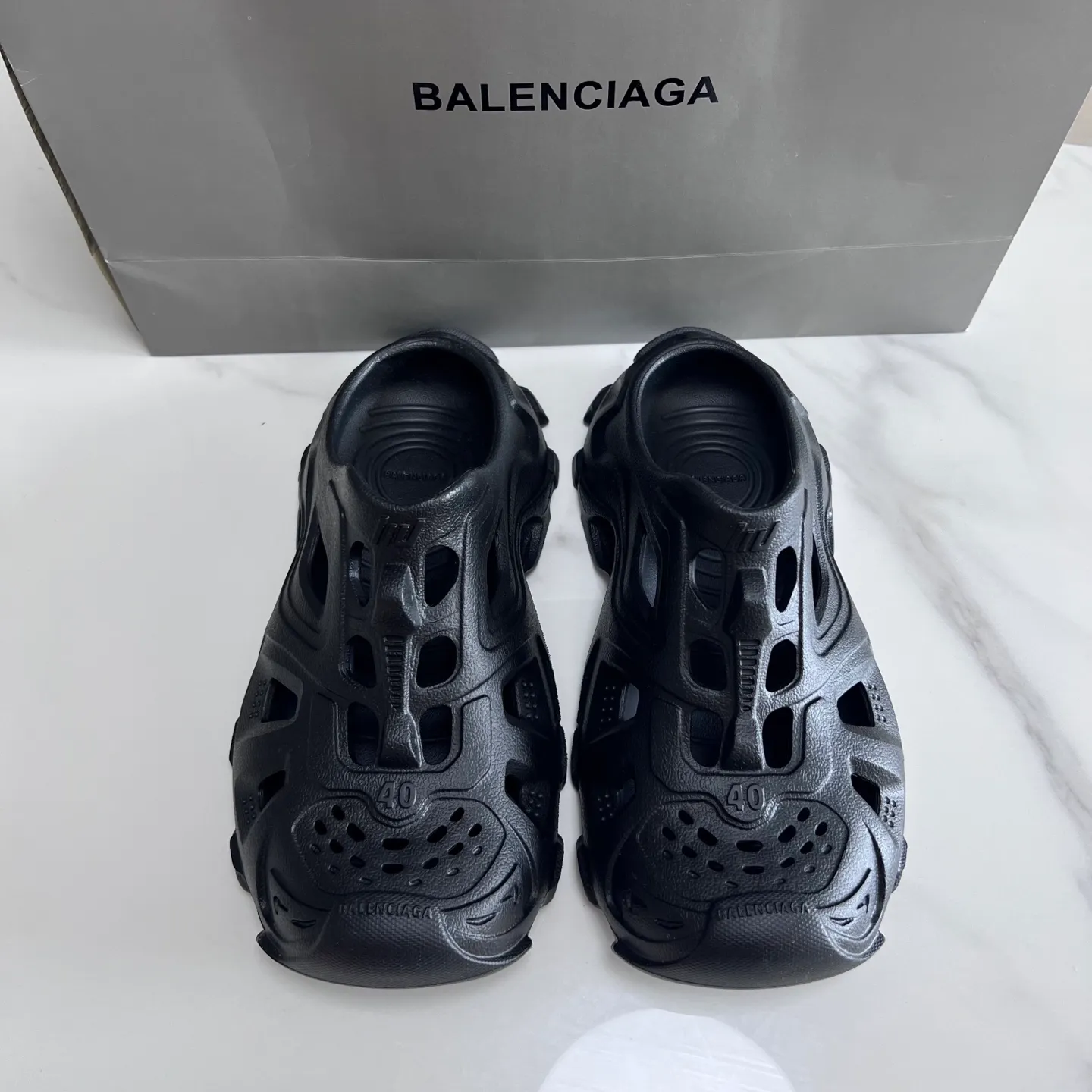 👟👟Ex-factory price 380👟👟 Balenciaga must-have beach shoes for summer. Men's and women's shoes are made of ultra-light 95% (injection molding) EVA plastic, 5% foam plastic foam cushioning material#Ultra-lightweight one-piece foam shoe mold❗New summer product, French high-end luxury brand - Balenciaga BALENCIAGA 3XL Rubber Low Top Sneakers 3XL version series summer beach wading versatile trendy lace-up casual sports hole sandals. Size: 35-46